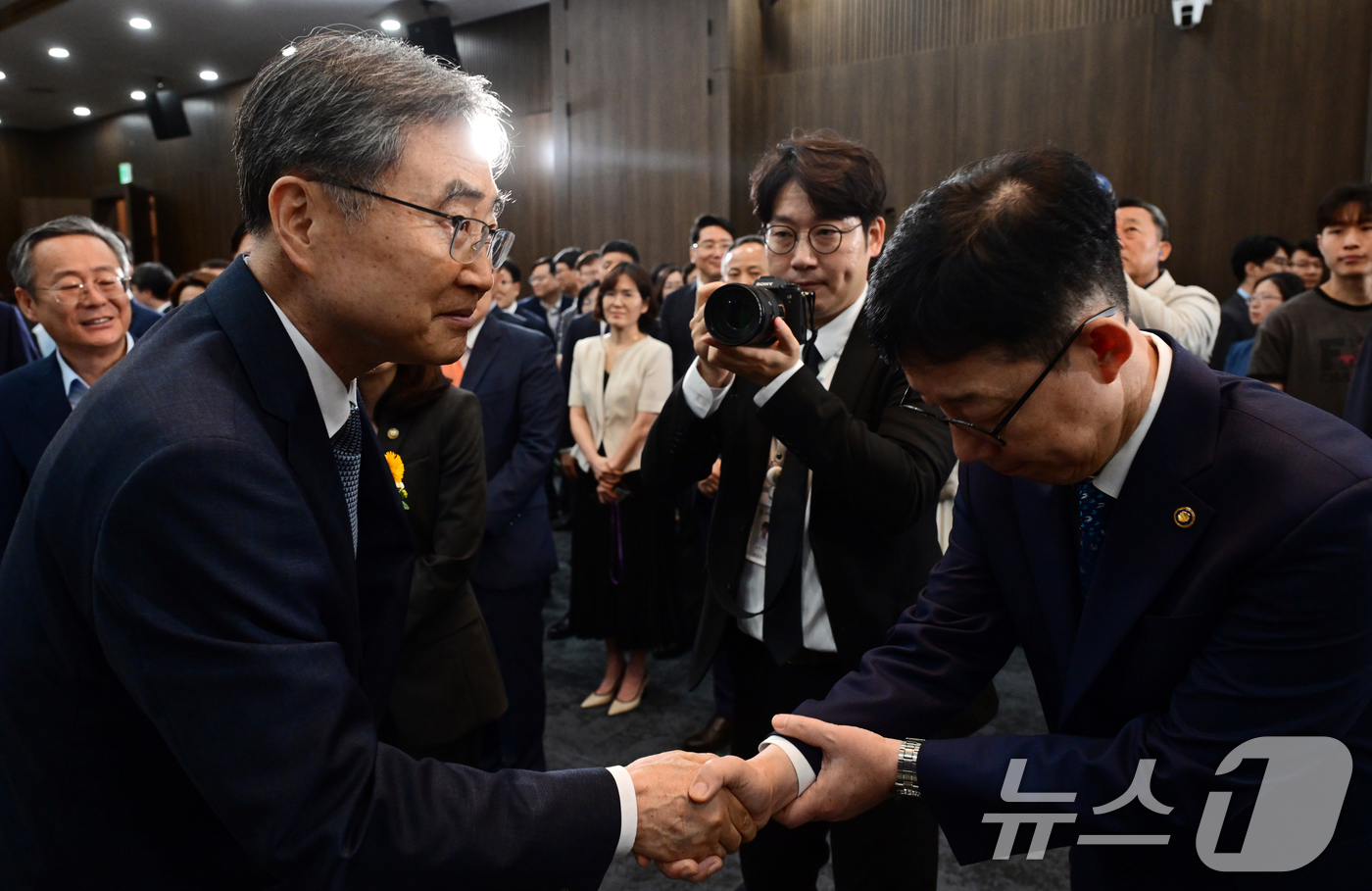 (서울=뉴스1) 임세영 기자 = 조현 신임 외교부 장관이 21일 오전 서울 종로구 외교부에서 열린 취임식을 마친뒤 박윤주 1차관과 인사를 나누고 있다. (공동취재) 2025.7.2 …