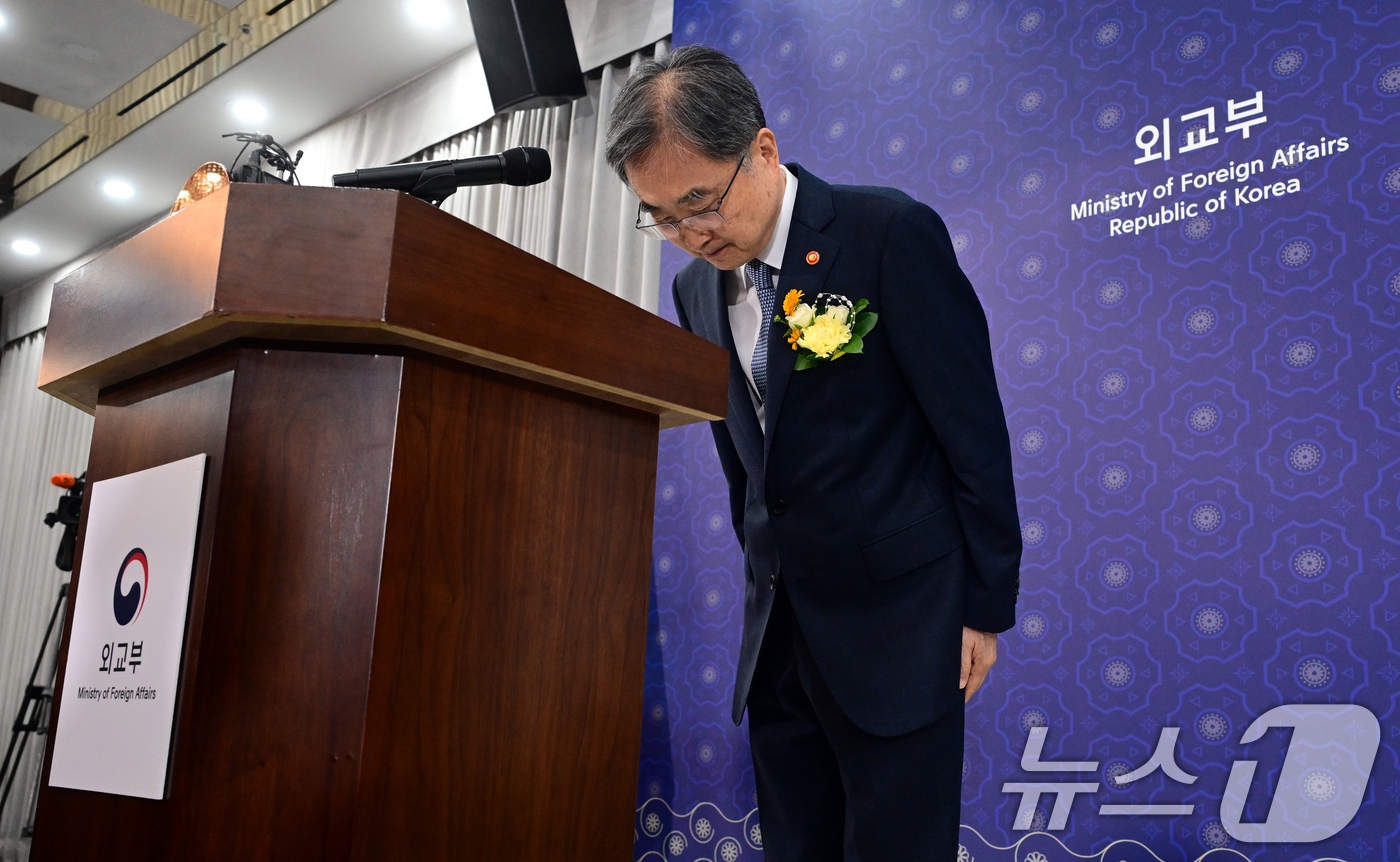 (서울=뉴스1) 임세영 기자 = 조현 신임 외교부 장관이 21일 오전 서울 종로구 외교부에서 열린 취임식에 참석해 취임사를 마친 뒤 인사를 하고 있다. (공동취재) 2025.7.2 …