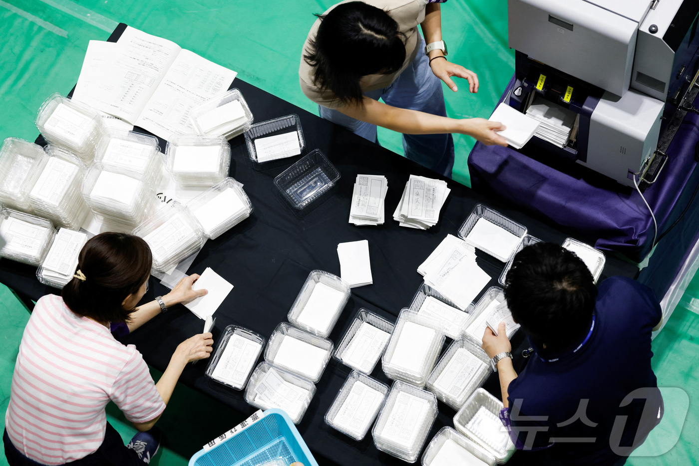 (도쿄 로이터=뉴스1) 권영미 기자 = 20일 일본 도쿄의 참의원(상원) 선거 개표소에서 선거 관리 요원들이 투표용지를 집계하고 있다.2025.07.20.ⓒ 로이터=뉴스1