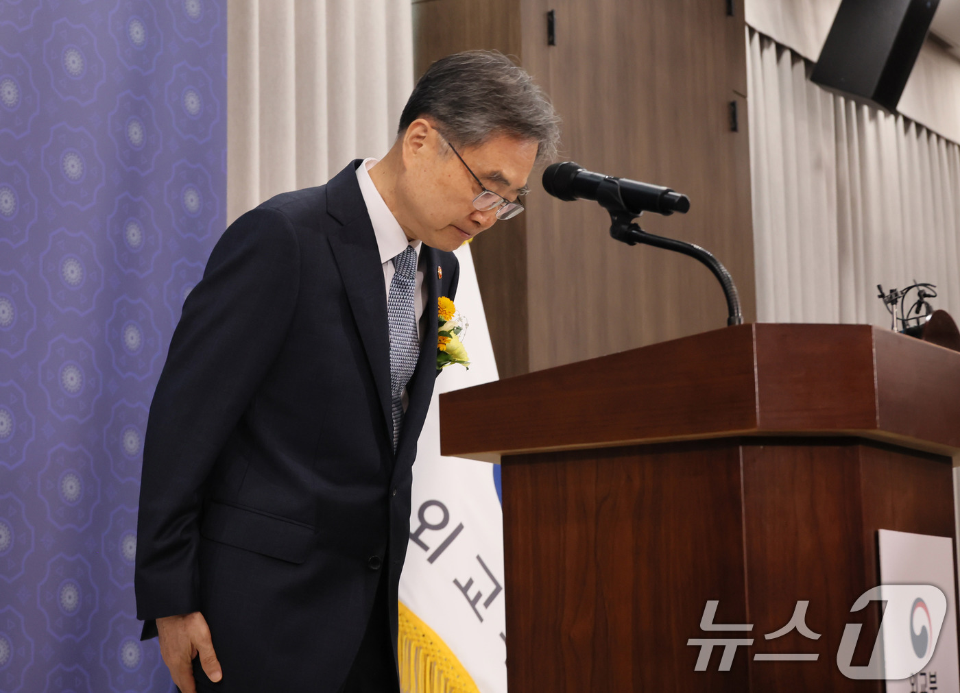 (서울=뉴스1) 임세영 기자 = 조현 외교부 장관이 21일 서울 종로구 외교부 서희홀에서 열린 취임식에서 취임사를 마친 뒤 인사하고 있다. (공동취재) 2025.7.21/뉴스1