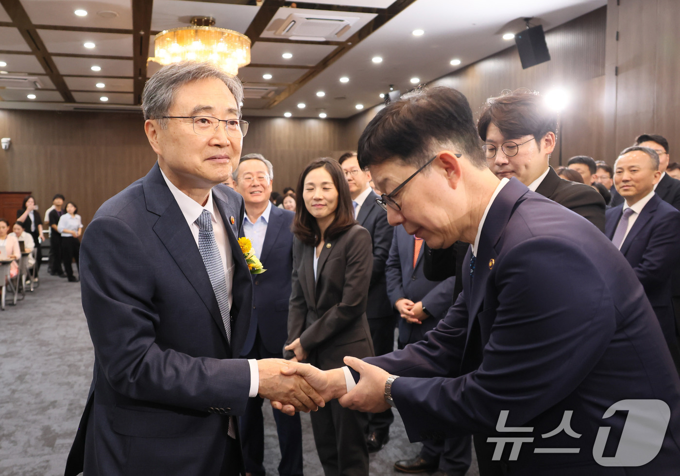 (서울=뉴스1) 임세영 기자 = 조현 외교부 장관이 21일 서울 종로구 외교부 서희홀에서 열린 취임식을 마치며 박윤주 1차관 등 직원들과 인사하고 있다. (공동취재) 2025.7. …