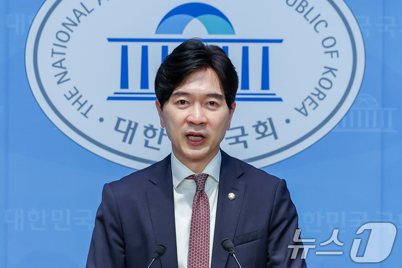 (서울=뉴스1) 안은나 기자 = 박성훈 국민의힘 수석대변인이 21일 서울 여의도 국회 소통관에서 강선우 여성가족부 장관 후보자 임명 강행을 규탄하는 내용의 논평을 하고 있다. 20 …