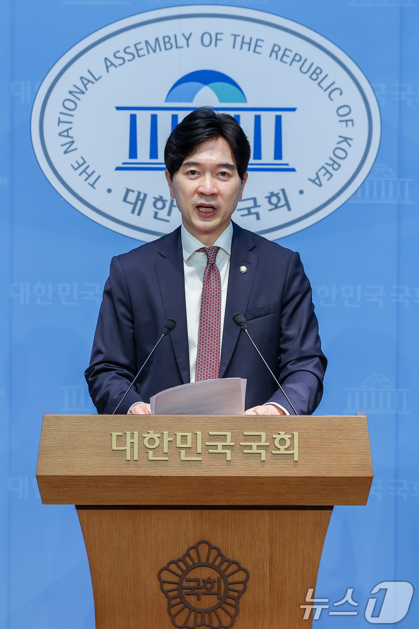 (서울=뉴스1) 안은나 기자 = 박성훈 국민의힘 수석대변인이 21일 서울 여의도 국회 소통관에서 강선우 여성가족부 장관 후보자 임명 강행을 규탄하는 내용의 논평을 하고 있다. 20 …