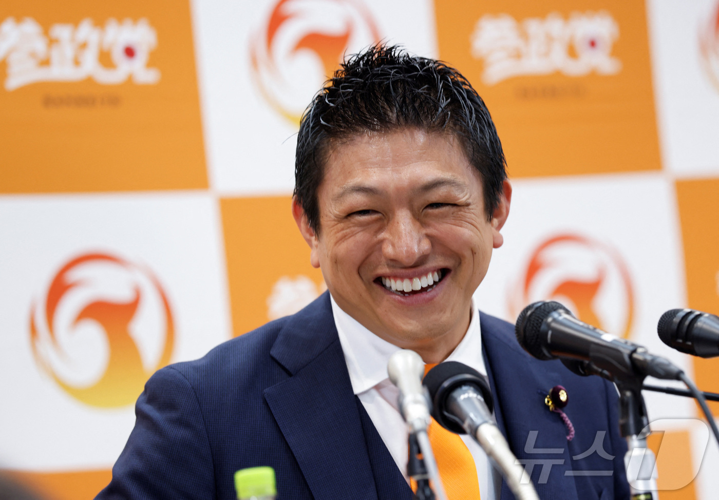 (도쿄 로이터=뉴스1) 권영미 기자 = 20일 일본 도쿄의 개표소에서 일본 야당 참정당의 대표인 가미야 소헤이가 기자들과 대화하며 미소를 짓고 있다. 현지 언론에 따르면 일본의 자 …