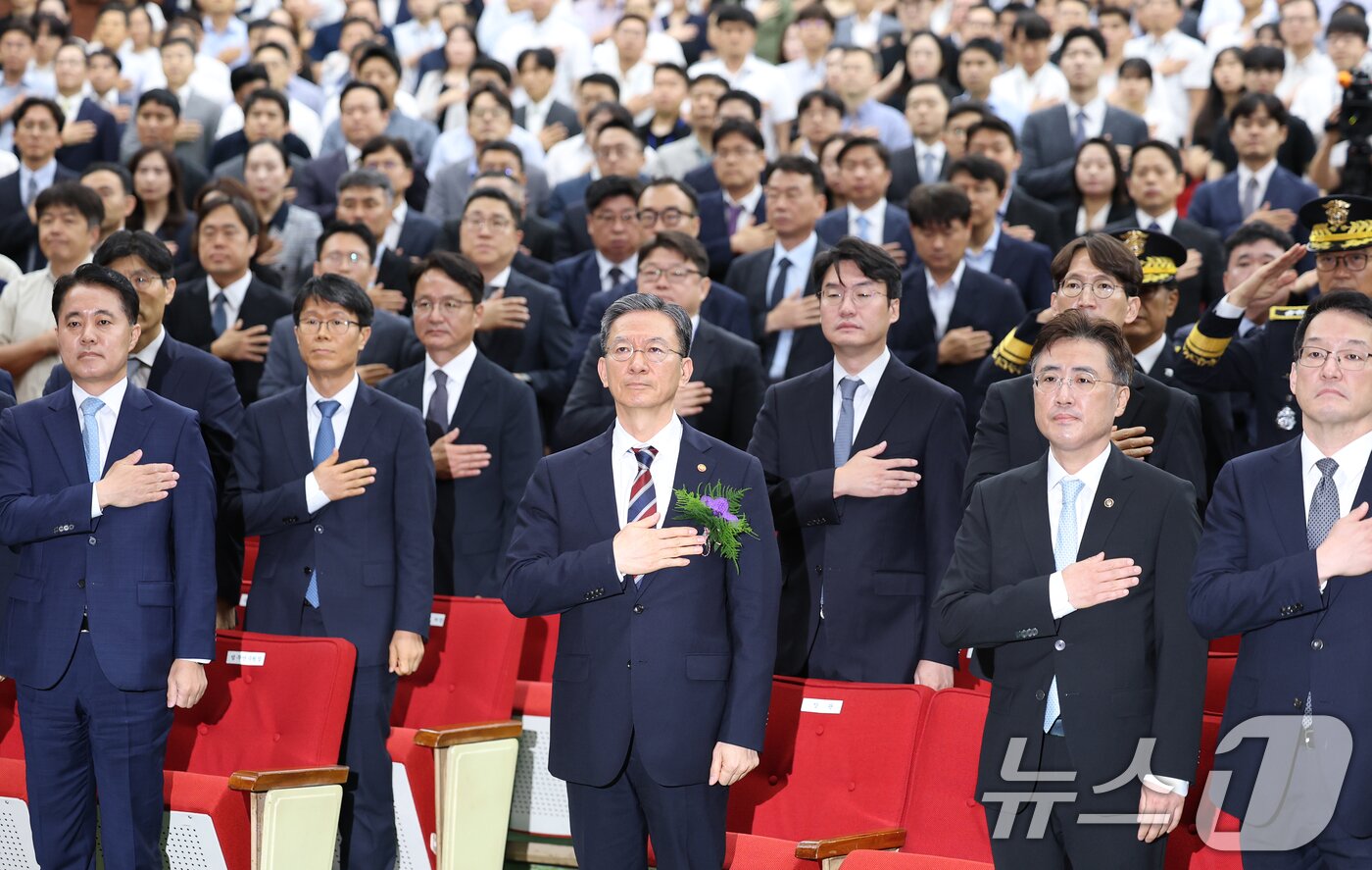 본문 이미지 - 정성호 신임 법무부 장관이 21일 오전 경기 과천시 정부과천청사에서 열린 취임식에서 국기에 경례하고 있다.  2025.7.21/뉴스1 ⓒ News1 오대일 기자