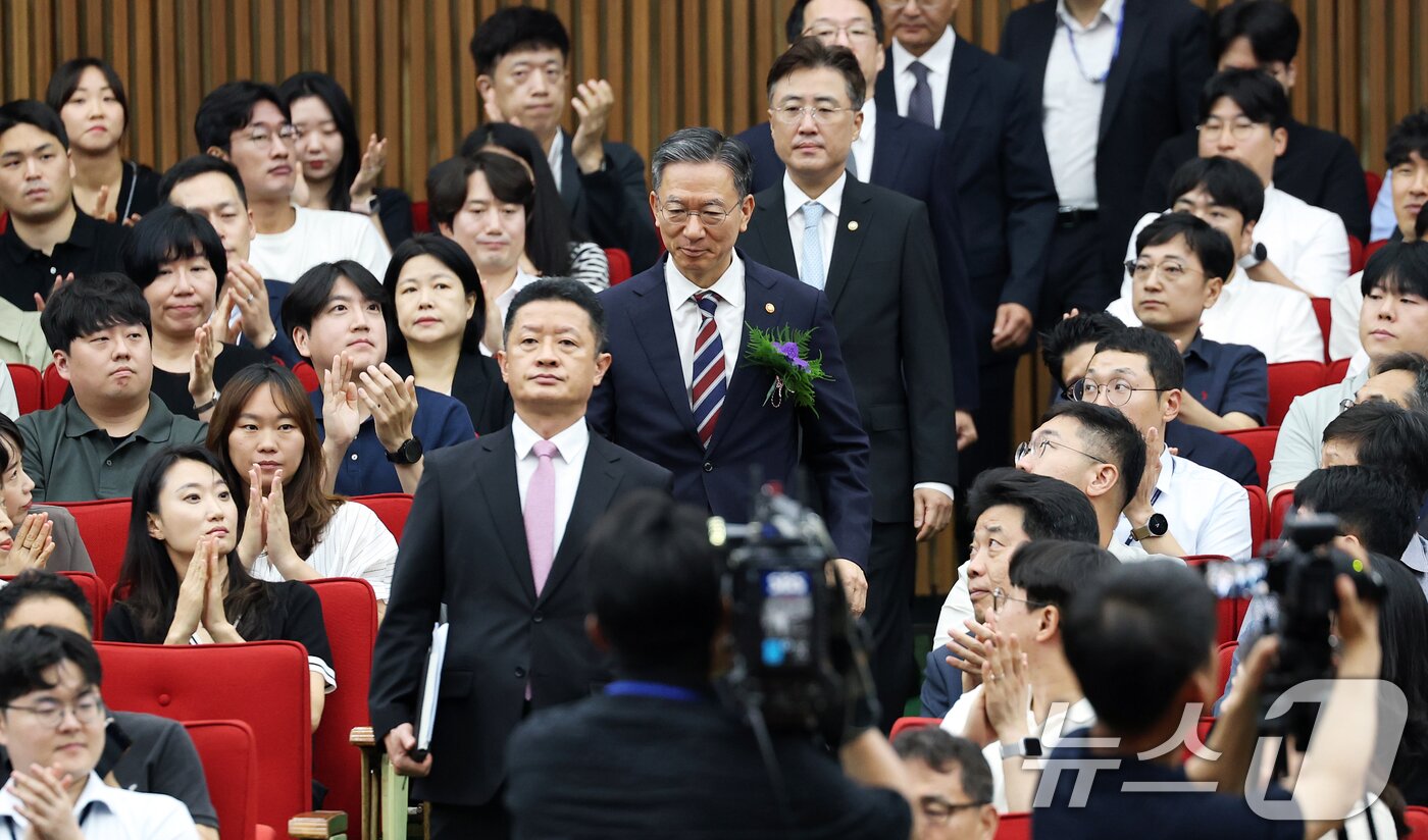 본문 이미지 - 정성호 신임 법무부 장관이 21일 오전 경기 과천시 정부과천청사에서 열린 취임식에서 직원들의 박수를 받으며 입장하고 있다.  2025.7.21/뉴스1 ⓒ News1 오대일 기자