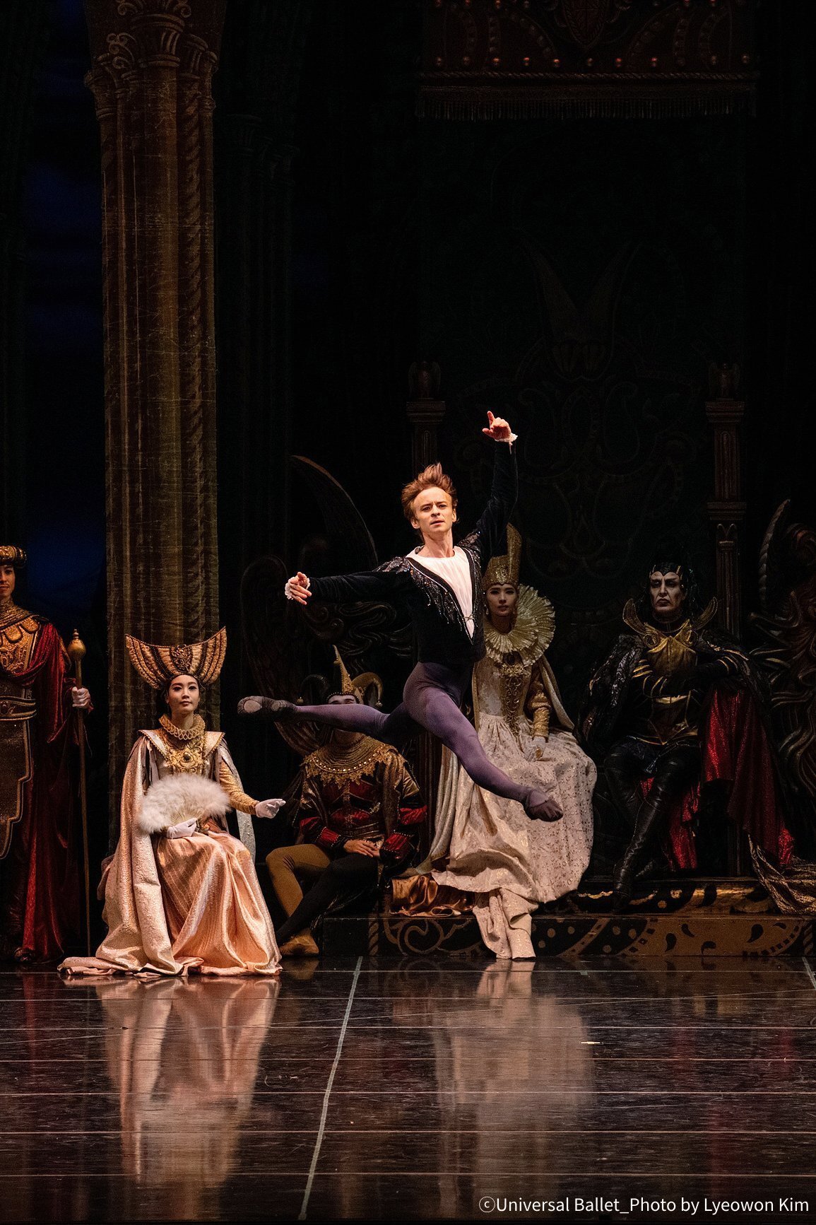 본문 이미지 - &#39;백조의 호수&#39; 2막에서 다닐 심킨 모습ⓒUniversal Ballet_Photo by Lyeowon Kim&#40;유니버설발레단 제공&#41;