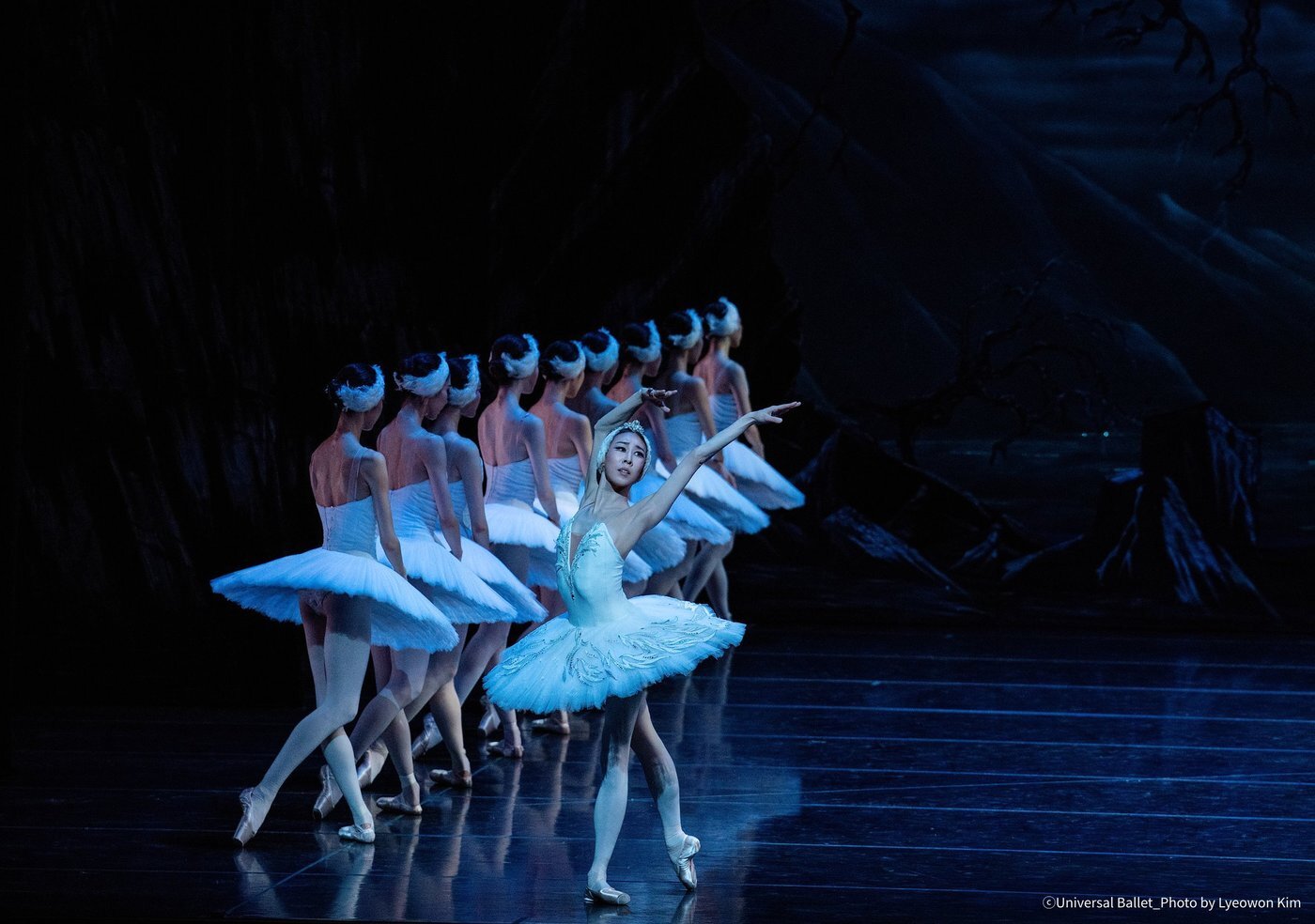 본문 이미지 - &#39;백조의 호수&#39; 1막에서 홍향기ⓒUniversal Ballet_Photo by Lyeowon Kim&#40;유니버설발레단 제공&#41;