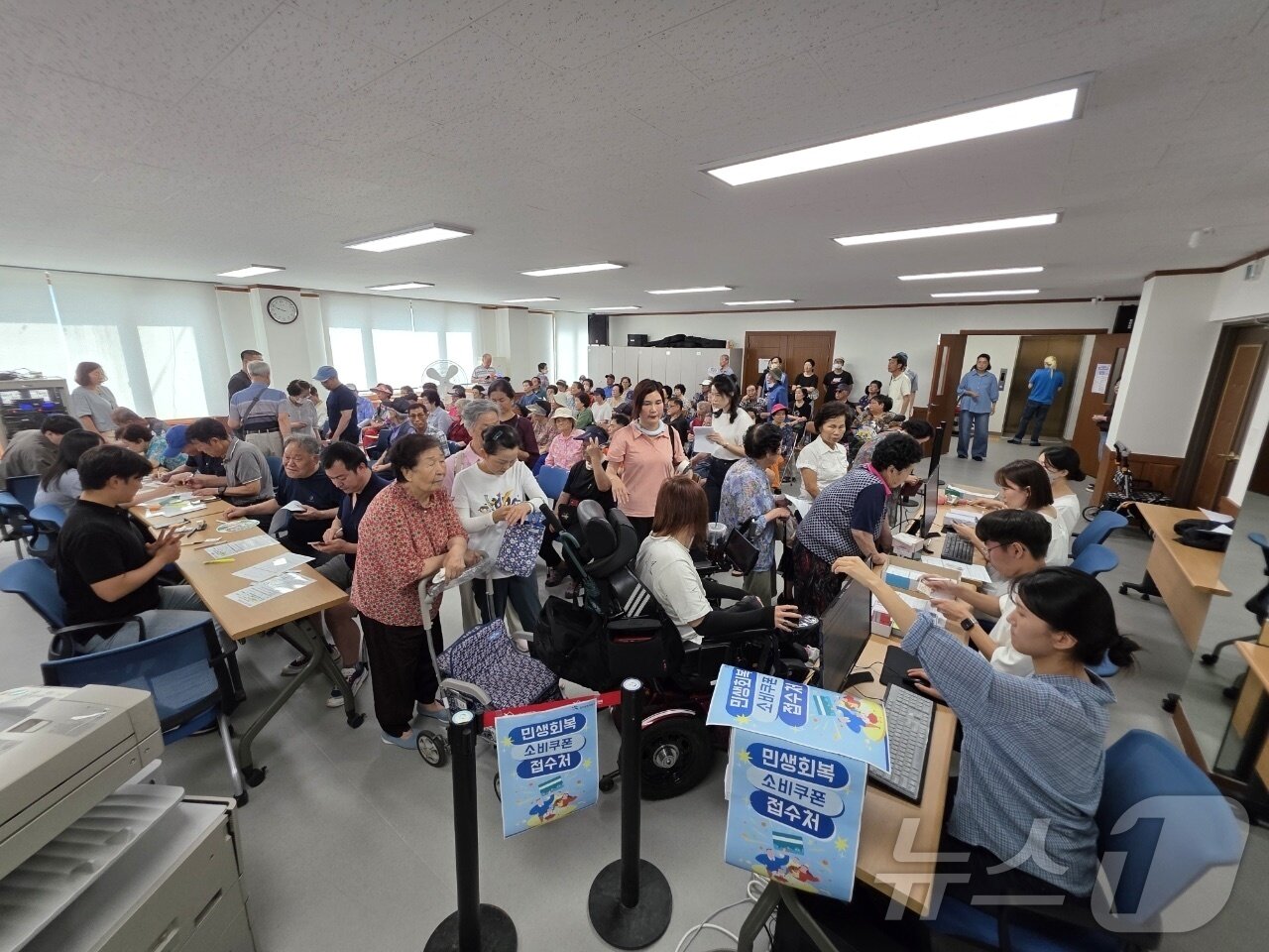 본문 이미지 - 민생회복 소비쿠폰 신청 첫 날인 21일 오전 광주 북구 두암3동 행정복지센터에서 시민들이 신청을 기다리고 있다.(광주 북구 제공. 재판매 및 DB 금지) 2025.7.21/뉴스1 ⓒ News1 박지현 기자