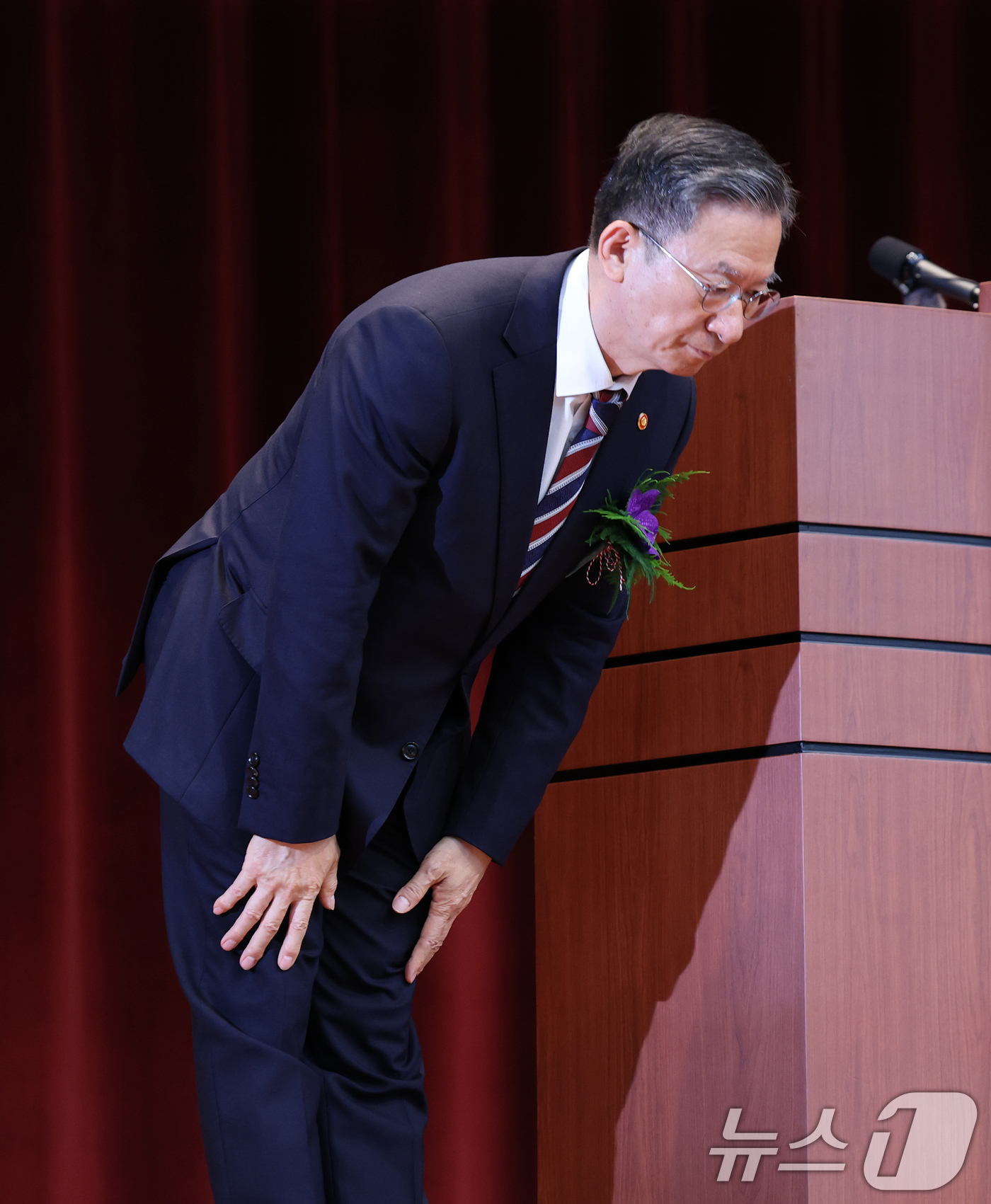 (과천=뉴스1) 오대일 기자 = 정성호 신임 법무부 장관이 21일 오전 경기 과천시 정부과천청사에서 열린 취임식에서 직원들에게 인사하고 있다.정 장관은 이 자리에서 "강압수사와 공 …