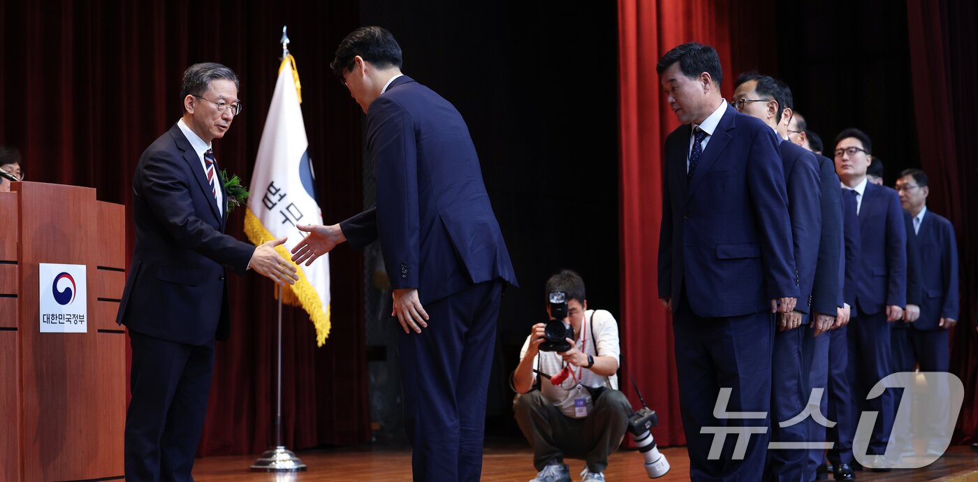 본문 이미지 - 정성호 신임 법무부 장관이 21일 오전 경기 과천시 정부과천청사에서 열린 취임식에서 법무부 간부 및 직원들과 인사를 나누고 있다.  2025.7.21/뉴스1 ⓒ News1 오대일 기자