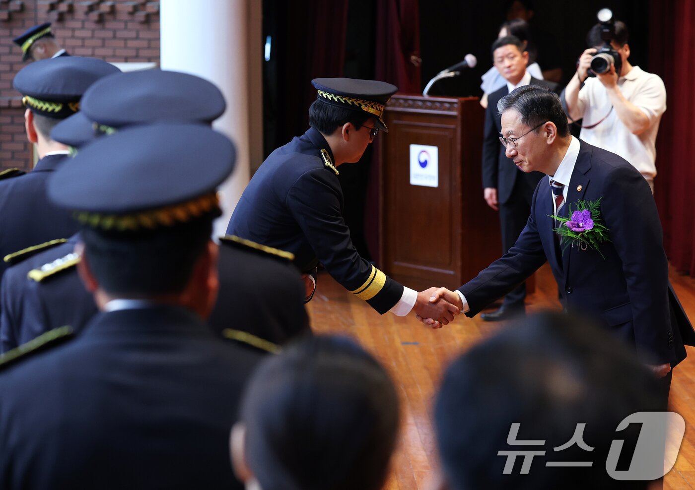 본문 이미지 - 정성호 신임 법무부 장관이 21일 오전 경기 과천시 정부과천청사에서 열린 취임식에서 법무부 간부 및 직원들과 인사를 나누고 있다.  2025.7.21/뉴스1 ⓒ News1 오대일 기자
