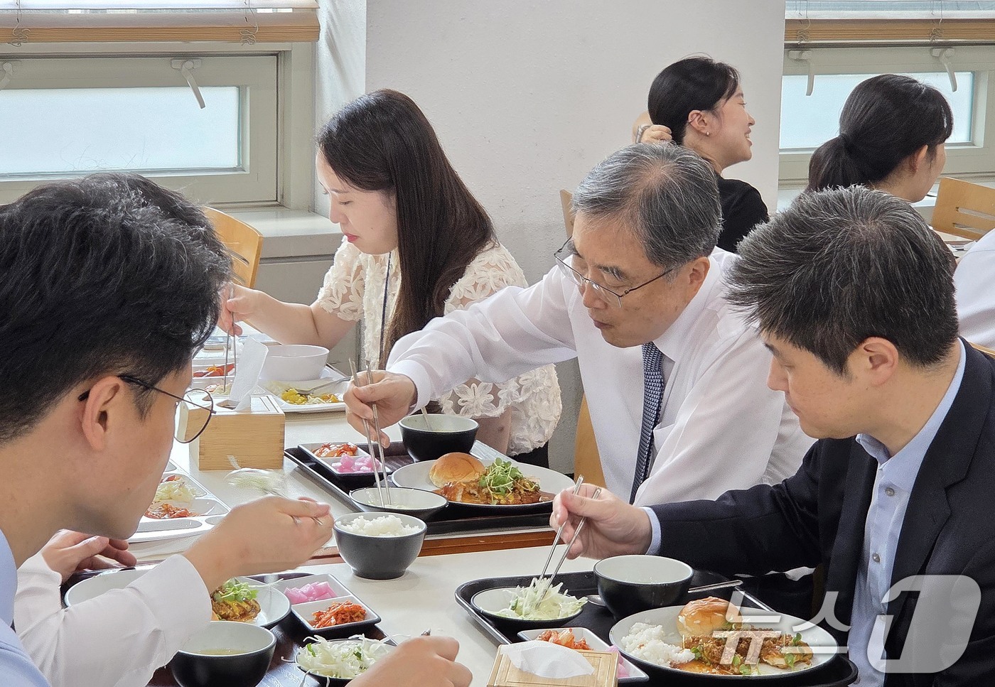 (서울=뉴스1) 임세영 기자 = 조현(오른쪽 두 번째) 신임 외교부 장관이 21일 정부서울청사 별관 구내 식당에서 직원들과 함께 점심 식사를 하고 있다. (공동취재) 2025.7. …