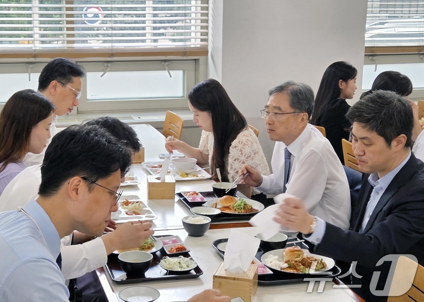 (서울=뉴스1) 임세영 기자 = 조현(오른쪽 두 번째) 신임 외교부 장관이 21일 정부서울청사 별관 구내 식당에서 직원들과 함께 점심 식사를 하고 있다. (공동취재) 2025.7. …