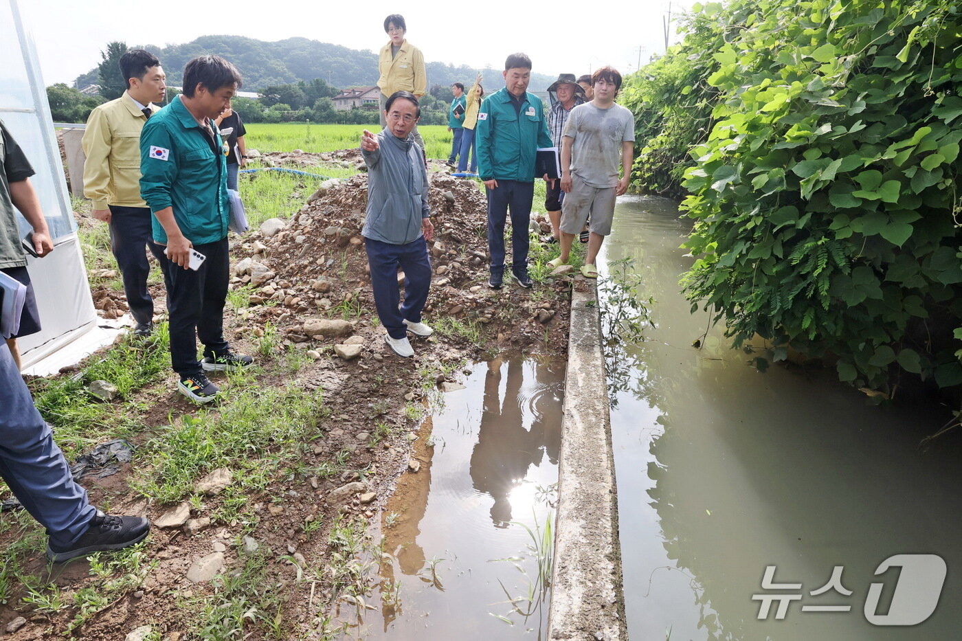 본문 이미지 - 심민 전북 임실군수가 폭우로 피해가 발생한 현장을 찾아 점검하고 있다.&#40;임실군제공. 재판매 및 DB금지&#41;2025.7.21/뉴스1