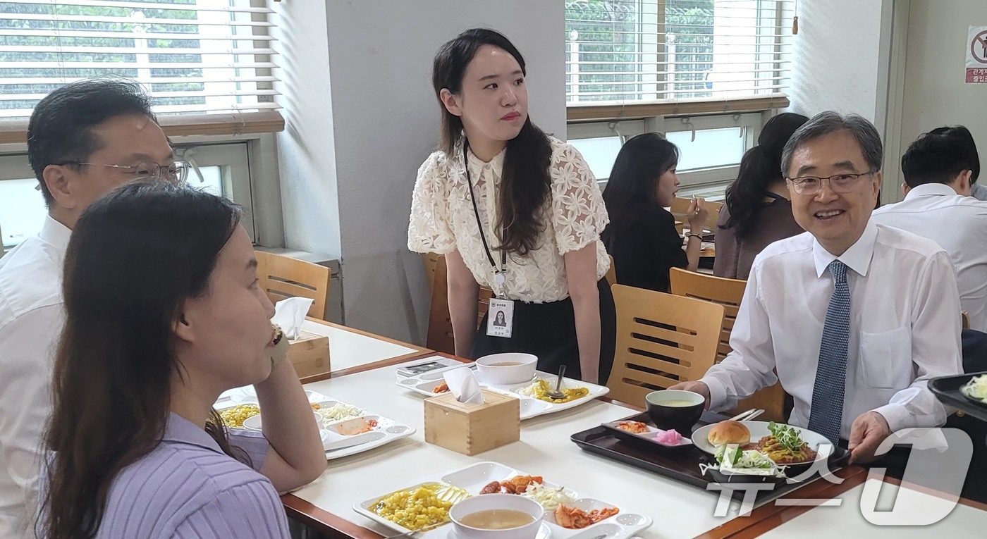 (서울=뉴스1) 임세영 기자 = 조현(오른쪽) 신임 외교부 장관이 21일 정부서울청사 별관 구내 식당에서 직원들과 함께 점심 식사를 하고 있다. (공동취재) 2025.7.21/뉴스 …