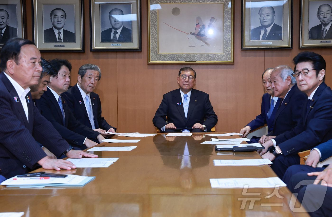 본문 이미지 - 21일 일본 자민당 본부에서 이시바 시게루 일본 총리(가운데)와 당 지도부가 자민당 긴급 최고위 회의를 열고 있다. 전날 있었던 참의원(상원) 선거에서 패배해 분위기가 침통하다. 2025.07.21. ⓒ AFP=뉴스1 ⓒ News1 권영미 기자