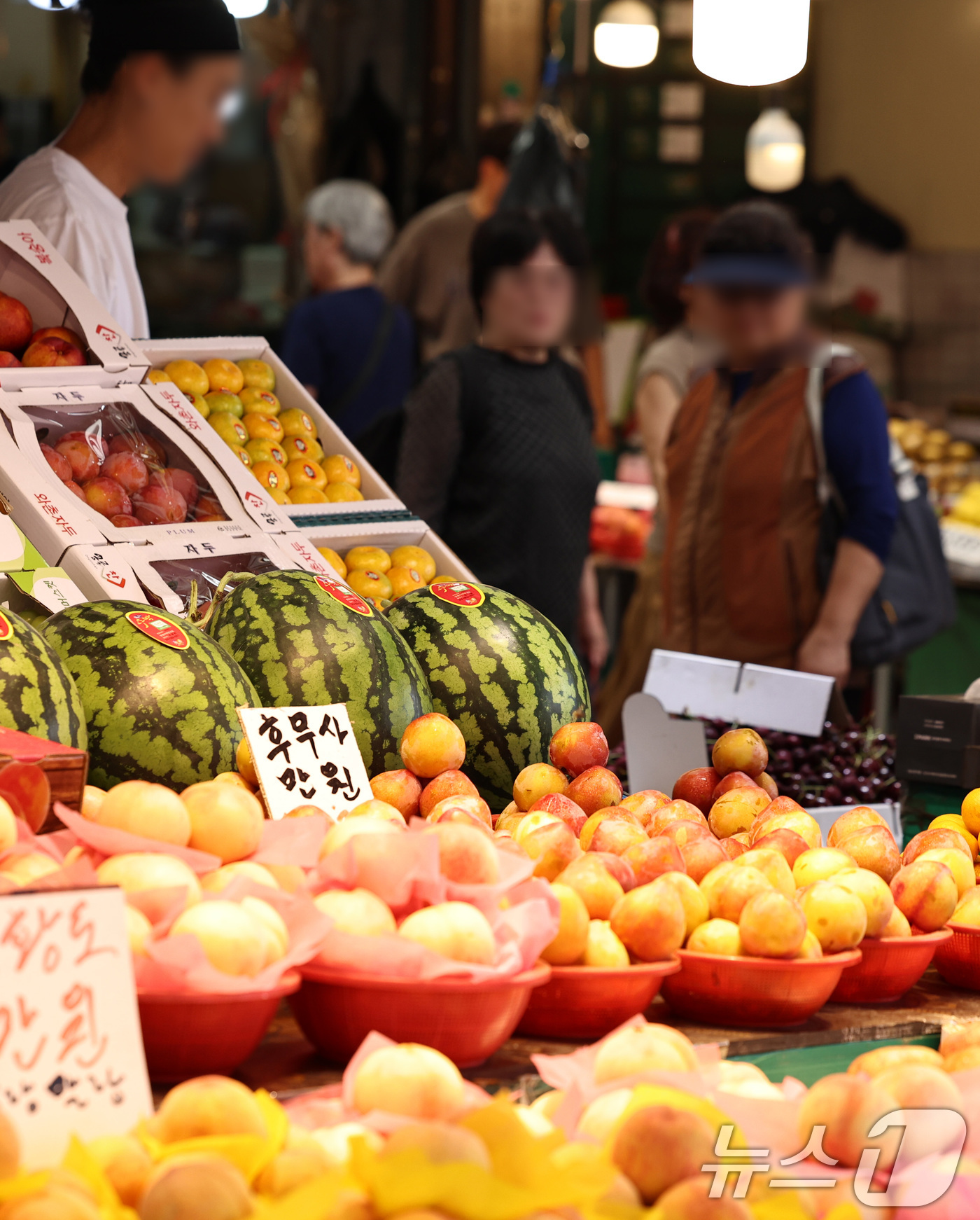(서울=뉴스1) 구윤성 기자 = 21일 서울의 한 전통시장에서 시민들이 장을 보고 있다.역대급 폭우에 쌀, 수박, 고추, 깻잎 등 주요 농산물과 축산 농가가 일제히 침수 피해를 입 …