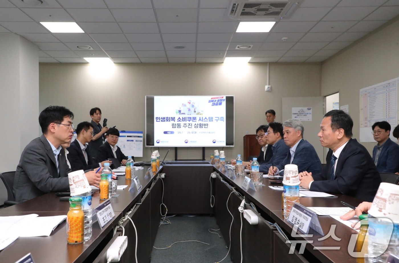 (서울=뉴스1) = 김민재 항정안전부 차관이 21일 서울 마포구 상암동 한국지역정보개발원(KLID)에 마련된 '민생회복 소비쿠폰 시스템 구축 합동 추진 상황반'을 찾아 대응현황을 …