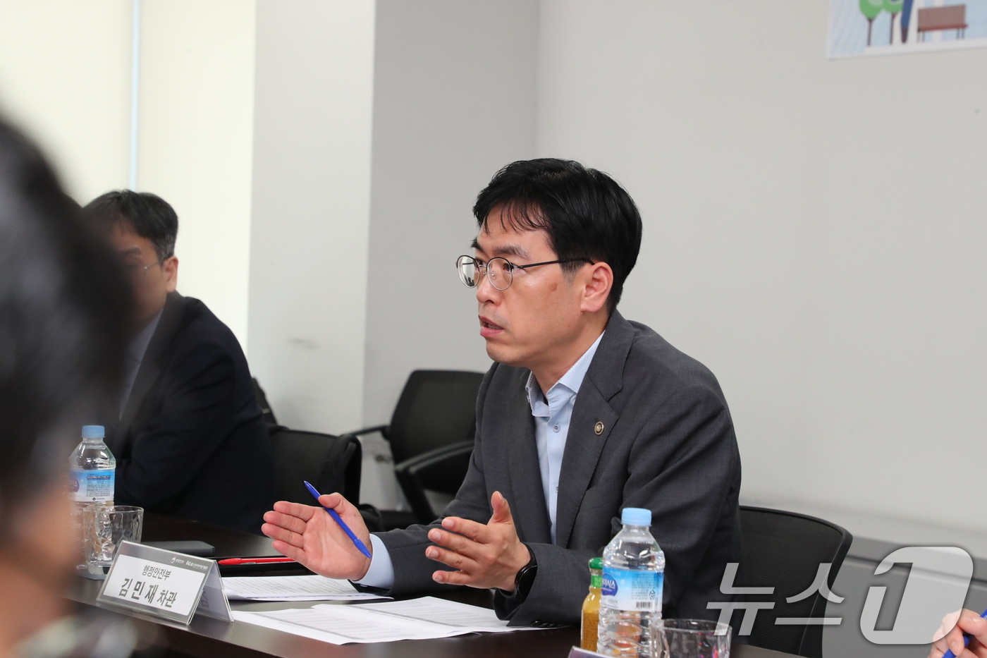 (서울=뉴스1) = 김민재 항정안전부 차관이 21일 서울 마포구 상암동 한국지역정보개발원(KLID)에 마련된 '민생회복 소비쿠폰 시스템 구축 합동 추진 상황반'을 찾아 인사말을 하 …