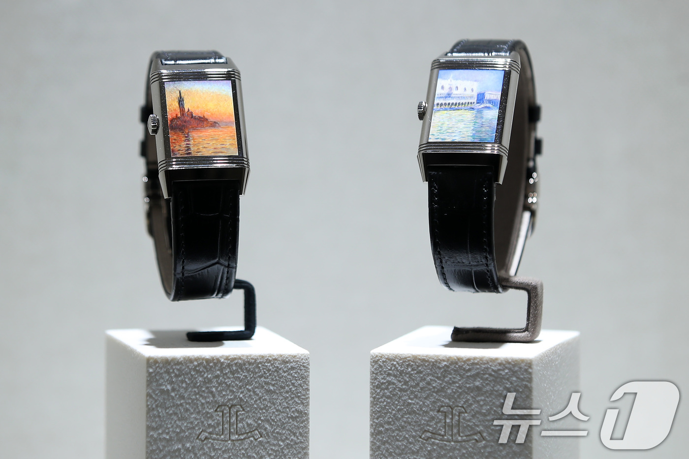 (대구=뉴스1) 공정식 기자 = 21일 대구 신세계백화점에서 스위스 명품 시계 브랜드 '예거 르쿨트르'가 1억7000만원 상당의 리베르소 트리뷰트 에나멜 '베니스 시리즈'를 전시해 …