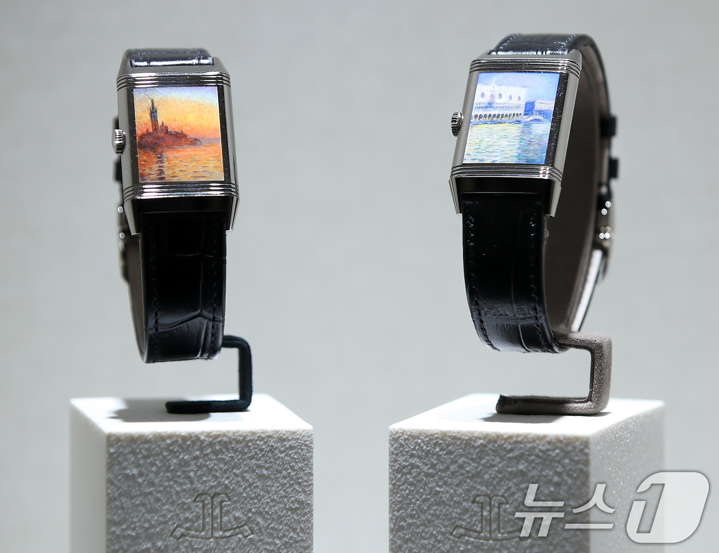 (대구=뉴스1) 공정식 기자 = 21일 대구 신세계백화점에서 스위스 명품 시계 브랜드 '예거 르쿨트르'가 1억7000만원 상당의 리베르소 트리뷰트 에나멜 '베니스 시리즈'를 전시해 …