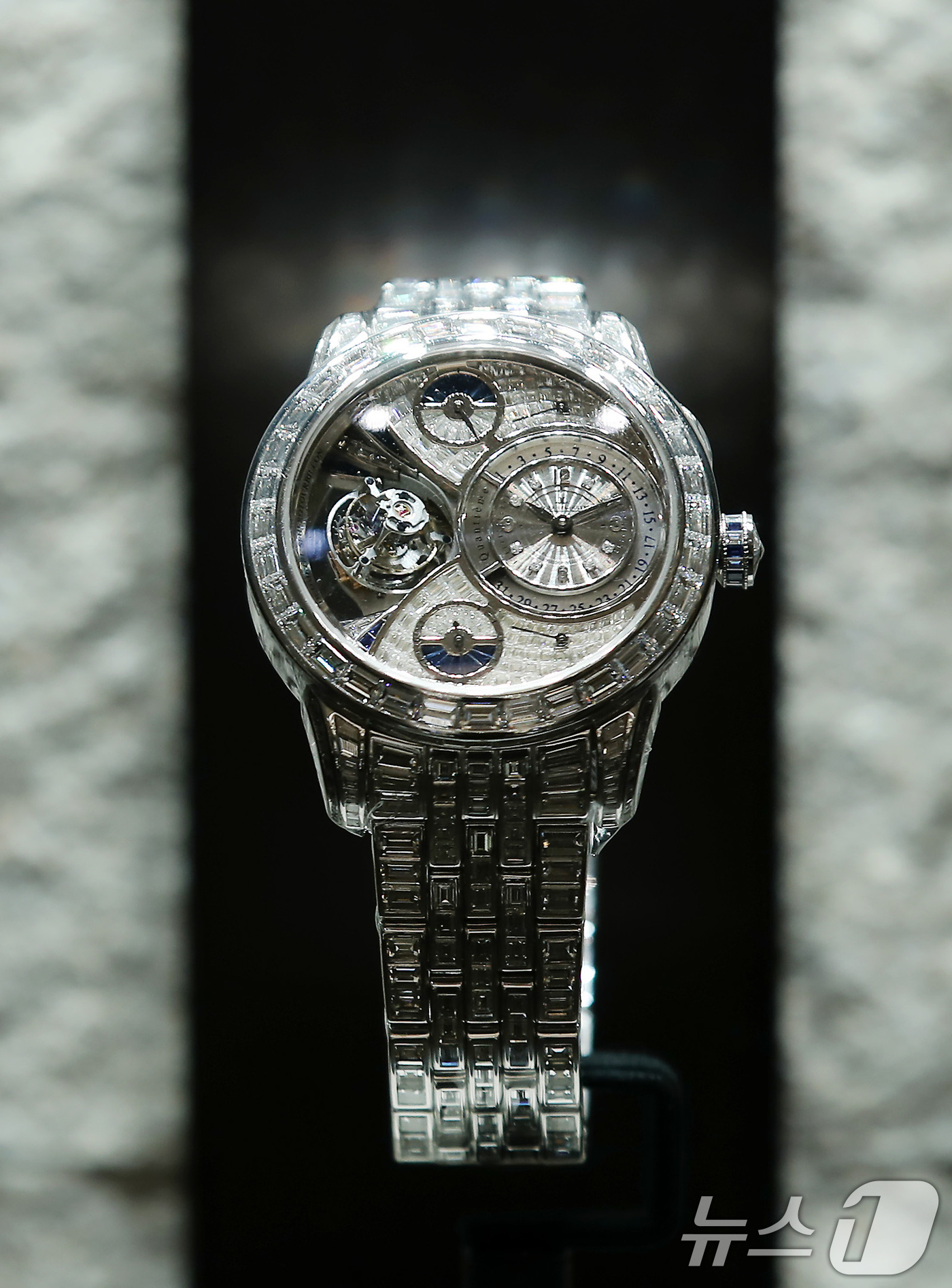 (대구=뉴스1) 공정식 기자 = 21일 대구 신세계백화점에서 스위스 명품 시계 브랜드 '예거 르쿨트르'가 19억원 상당의 '듀오미터 스페로투르비옹' 모델을 전시해 눈길을 끌고 있다 …