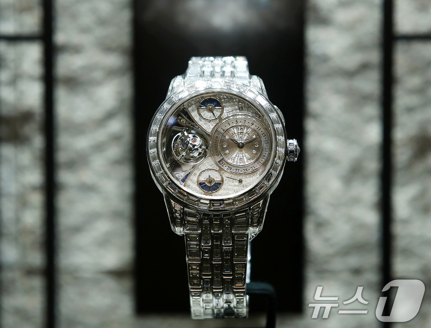 (대구=뉴스1) 공정식 기자 = 21일 대구 신세계백화점에서 스위스 명품 시계 브랜드 '예거 르쿨트르'가 19억원 상당의 '듀오미터 스페로투르비옹' 모델을 전시해 눈길을 끌고 있다 …