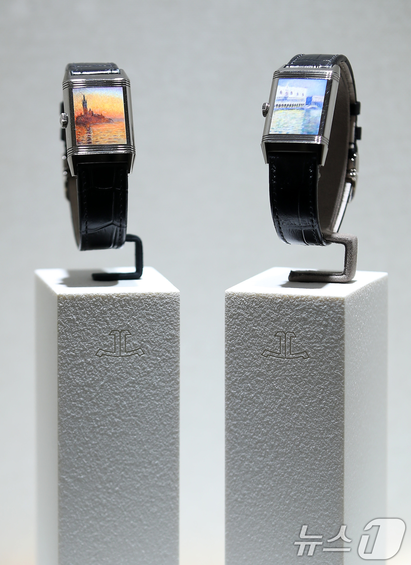 (대구=뉴스1) 공정식 기자 = 21일 대구 신세계백화점에서 스위스 명품 시계 브랜드 '예거 르쿨트르'가 1억7000만원 상당의 리베르소 트리뷰트 에나멜 '베니스 시리즈'를 전시해 …