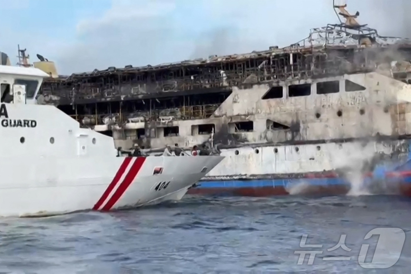 (AFP=뉴스1) 김경민 기자 = 20일(현지시간) 인도네시아 마나도로 향하던 여객선 'KM 바르셀로나 5호' 선미에서 화재가 발생했다고 AFP 통신이 보도했다. 2025.7.20 …