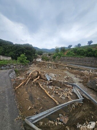 본문 이미지 - 산청읍 모고마을 계곡에 떠내려온 토사물. 2025.7.21/뉴스1 한송학기자