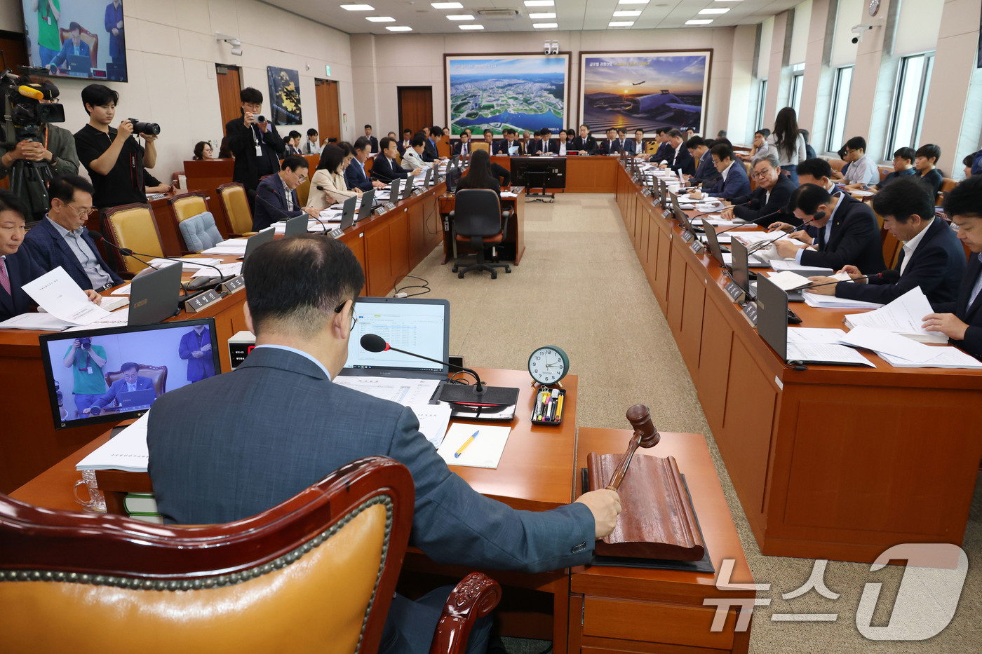 (서울=뉴스1) 이광호 기자 = 21일 오후 서울 여의도 국회에서 열린 국토교통위원회 전체회의에서 맹성규 위원장이 김윤덕 국토교통부 장관 후보자 인사청문회 실시계획서 채택의 건을 …
