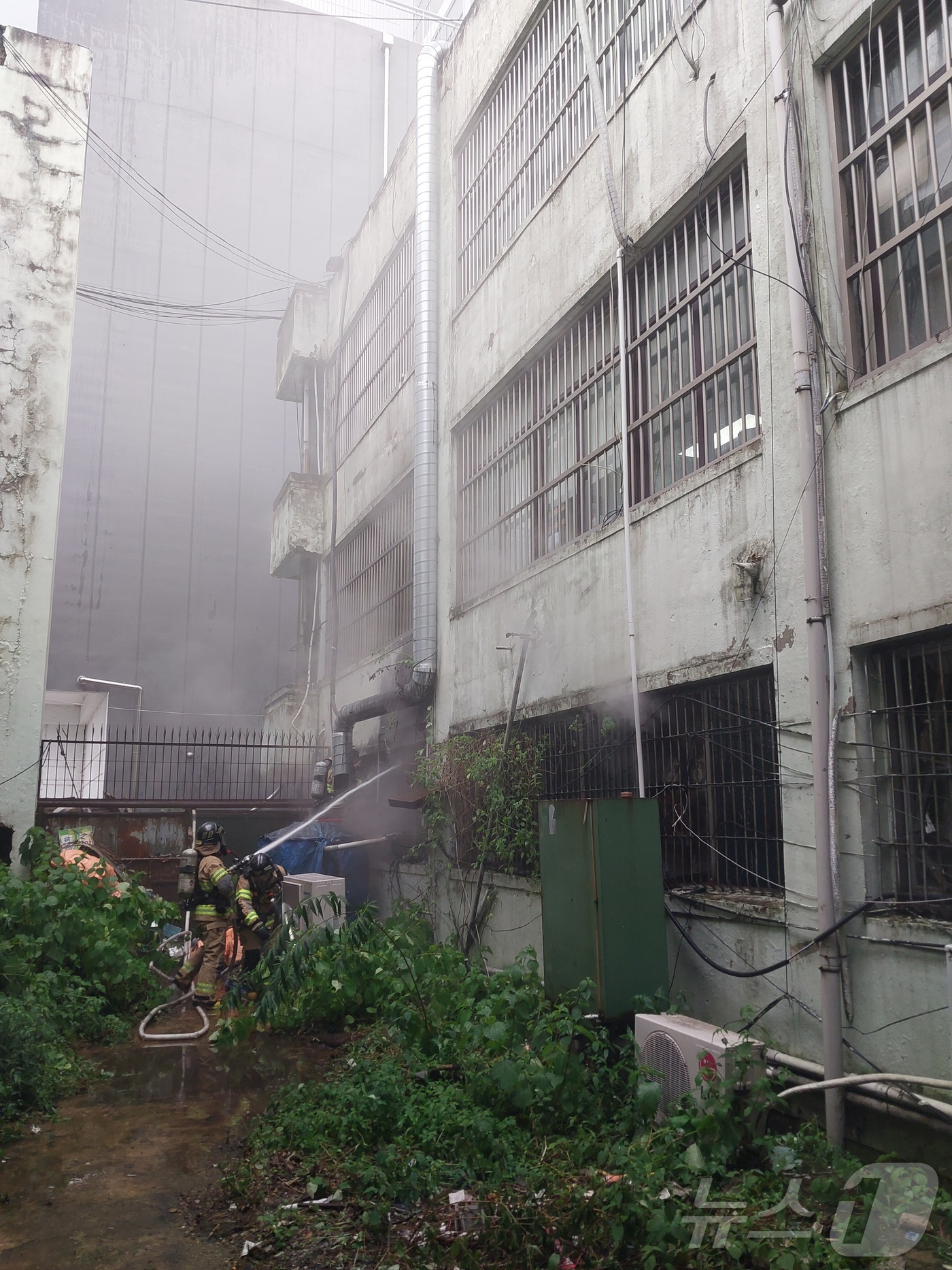 (광주=뉴스1) 이승현 기자 = 21일 오후 1시 57분쯤 광주 동구 금남빌딩 1층에서 불이 나 소방당국이 진화 작업을 하고 있다. (동부소방 제공. 재판매 및 DB 금지) 202 …