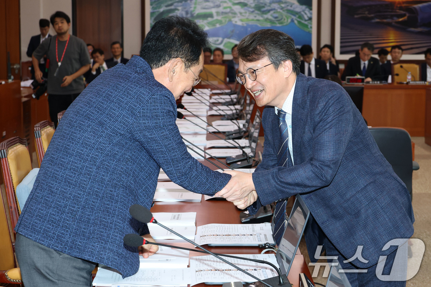 (서울=뉴스1) 이광호 기자 = 김의겸 신임 새만금개발청장이 21일 오후 서울 여의도 국회에서 열린 국토교통위원회 전체회의에 출석해 김도읍 국민의힘 의원과 인사나누고 있다. 202 …