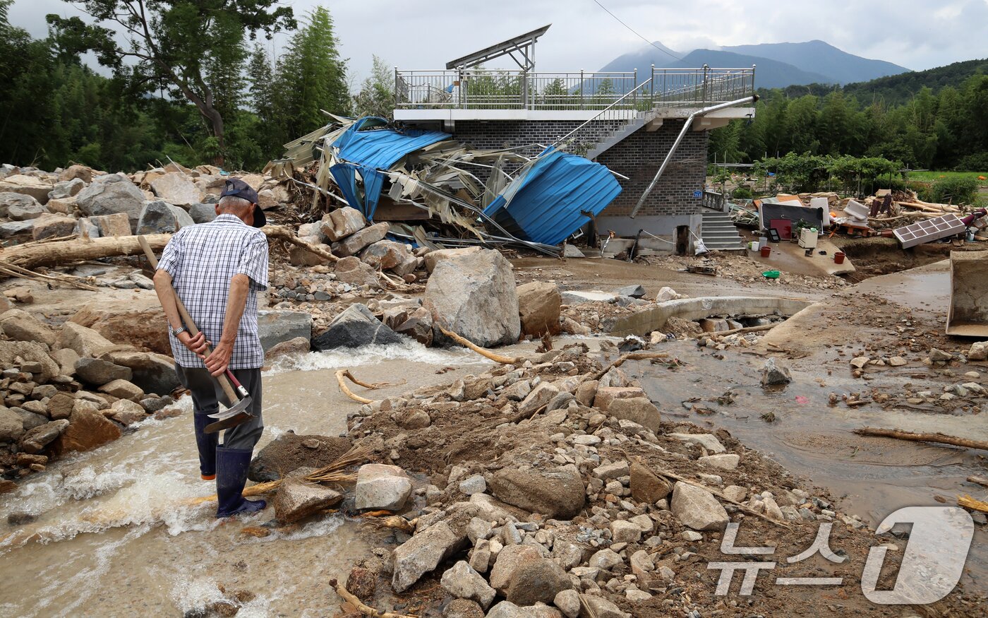 본문 이미지 - 21일 경남 산청군 산청읍 모고마을이 폭우와 산사태로 인해 주택이 파손되는 등 돌밭으로 변해 있다. 2025.7.21/뉴스1 ⓒ News1 윤일지 기자