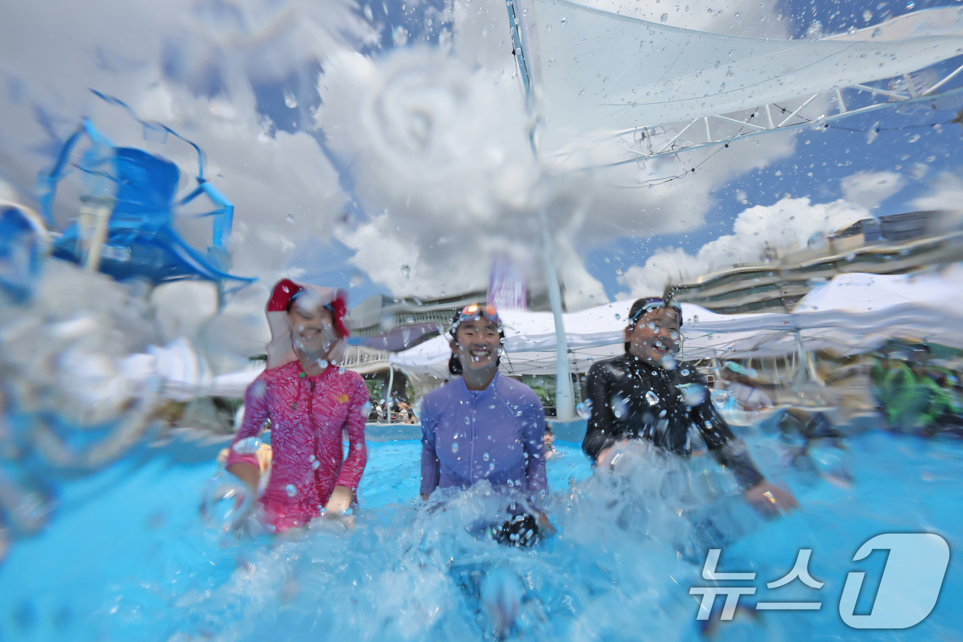(서울=뉴스1) 장수영 기자 = 비가 그치고 서울지역에 30도를 넘는 더위가 찾아온 21일 오후 서울 종로구 광화문광장에 마련된 2025 서울썸머비치 물놀이장을 찾은 어린이들이 물 …