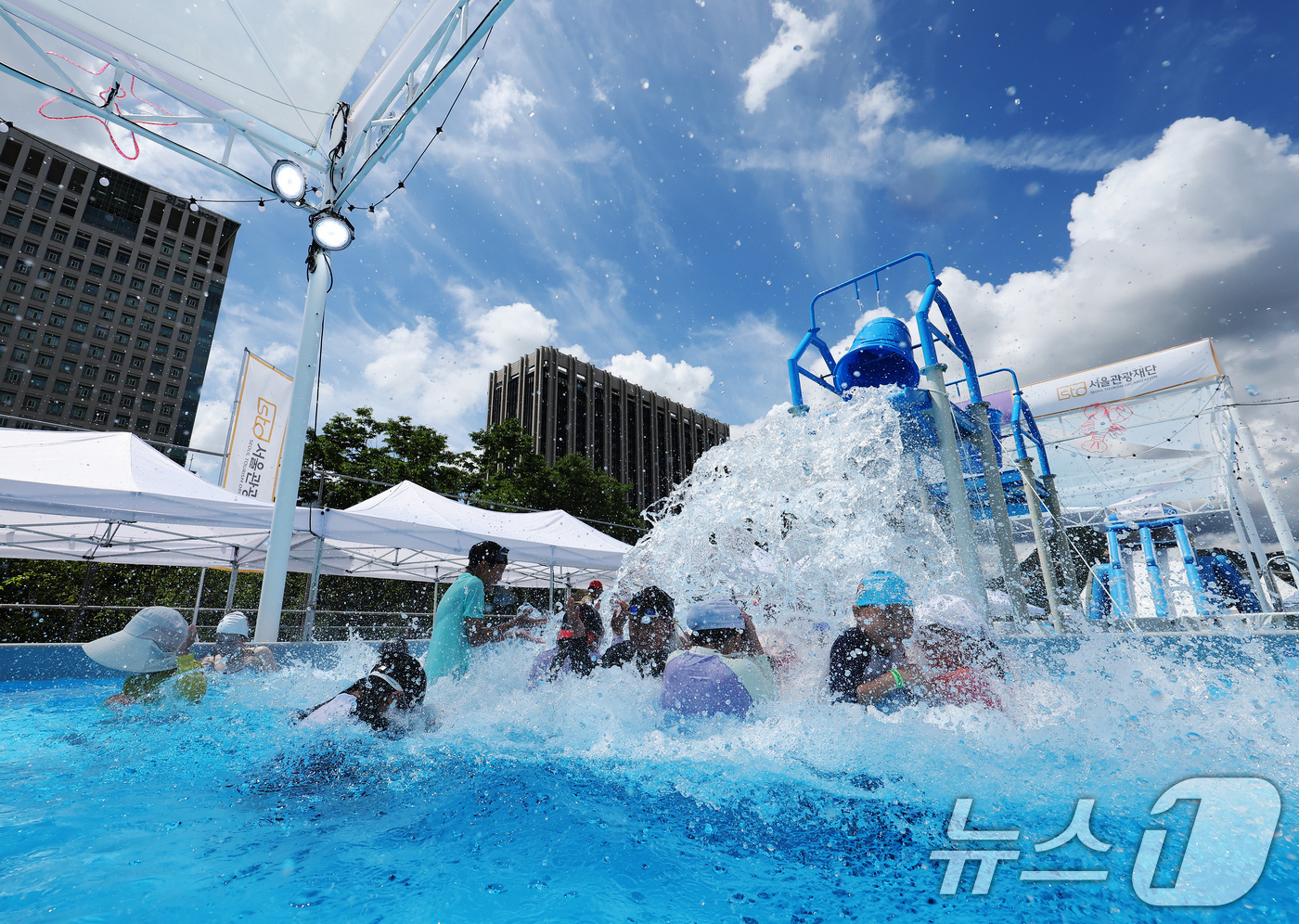 (서울=뉴스1) 장수영 기자 = 비가 그치고 서울지역에 30도를 넘는 더위가 찾아온 21일 오후 서울 종로구 광화문광장에 마련된 2025 서울썸머비치 물놀이장을 찾은 어린이들이 더 …