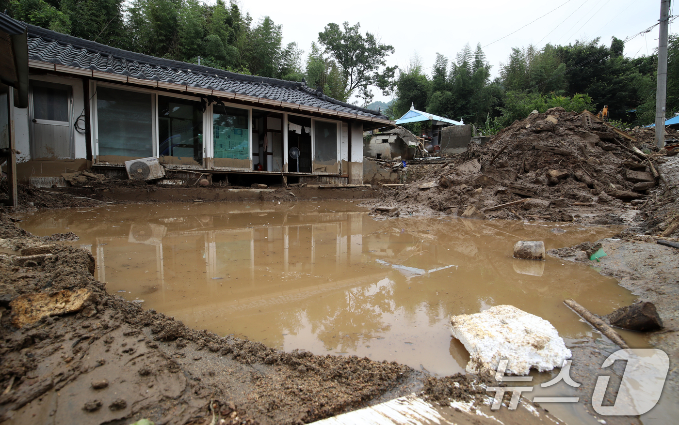 (산청=뉴스1) 윤일지 기자 = 21일 경남 산청군 산청읍 모고마을이 폭우와 산사태로 인해 주택 등이 파손돼 있다. 2025.7.21/뉴스1
