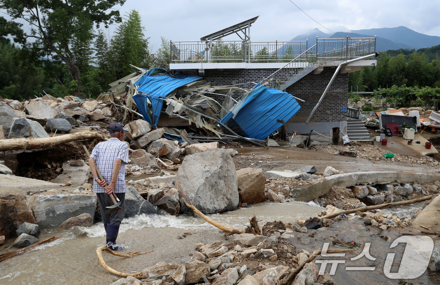 (산청=뉴스1) 윤일지 기자 = 21일 경남 산청군 산청읍 모고마을이 폭우와 산사태로 인해 주택이 파손되는 등 돌밭으로 변해 있다.  2025.7.21/뉴스1