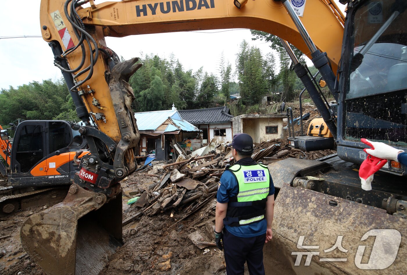 본문 이미지 - 21일 폭우와 산사태 피해를 입은 경남 산청군 산청읍 모고마을에서 실종자 수색작업이 이뤄지고 있다. 2025.7.21/뉴스1 ⓒ News1 윤일지 기자