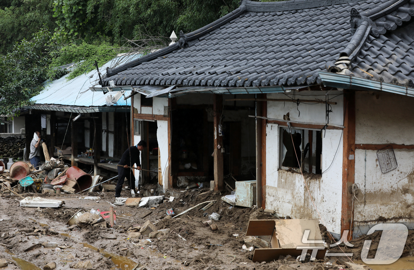 (산청=뉴스1) 윤일지 기자 = 21일 폭우와 산사태 피해를 입은 경남 산청군 산청읍 모고마을에서 실종자 수색작업이 이뤄지고 있다.  2025.7.21/뉴스1