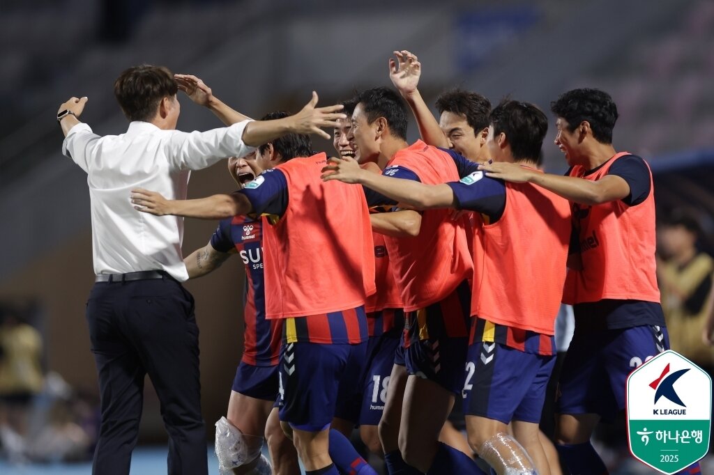 본문 이미지 - 새로운 선수 영입으로 잔류에 도전하는 수원FC. &#40;한국프로축구연맹 제공&#41;