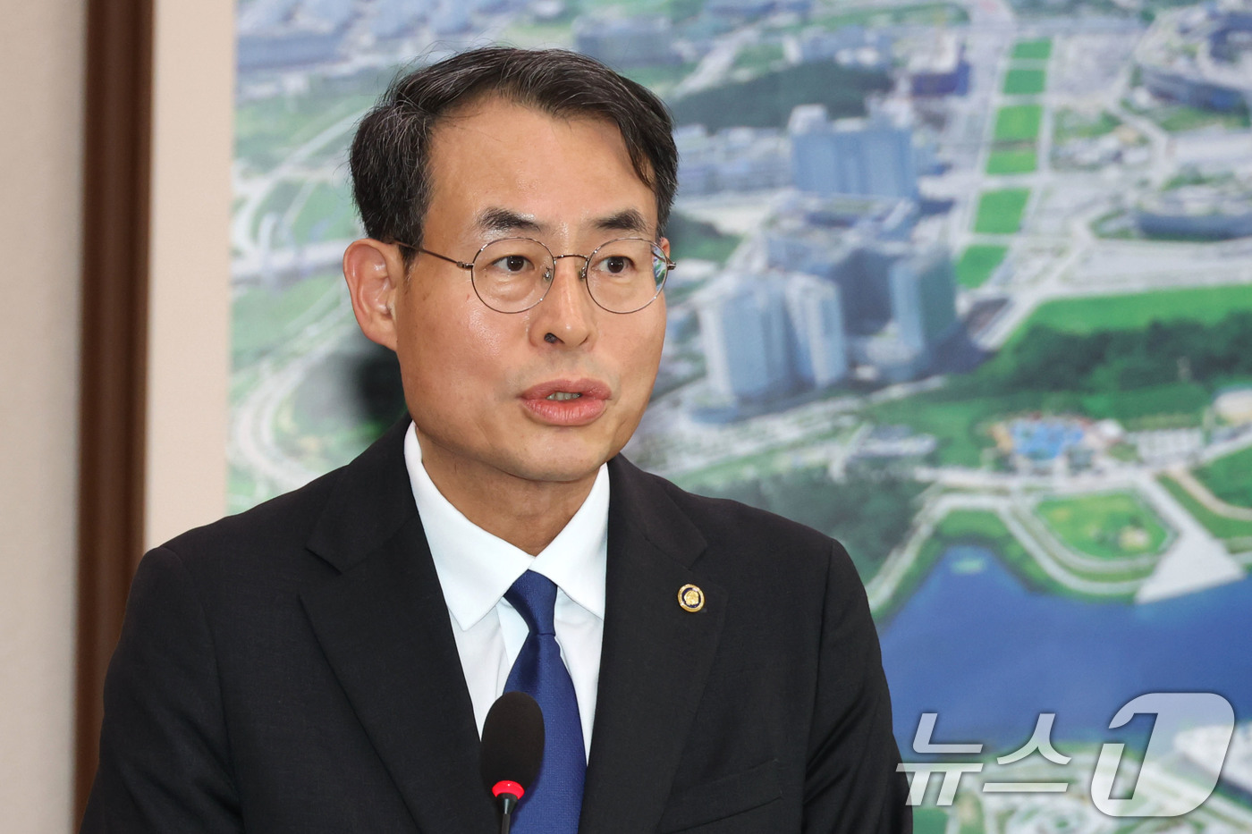 (서울=뉴스1) 이광호 기자 = 강희업 국토교통부 2차관이 21일 오후 서울 여의도 국회에서 열린 국토교통위원회 전체회의에 출석해 인사말을 하고 있다. 2025.7.21/뉴스1