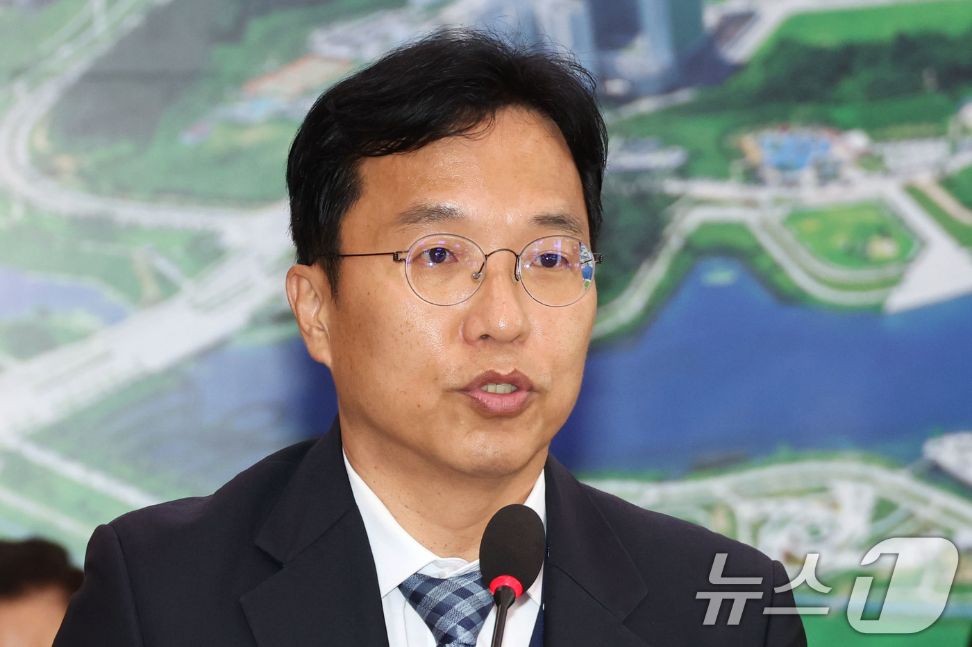 (서울=뉴스1) 이광호 기자 = 강주엽 행정중심복합도시건철청장이 21일 오후 서울 여의도 국회에서 열린 국토교통위원회 전체회의에 출석해 인사말을 하고 있다. 2025.7.21/뉴스 …