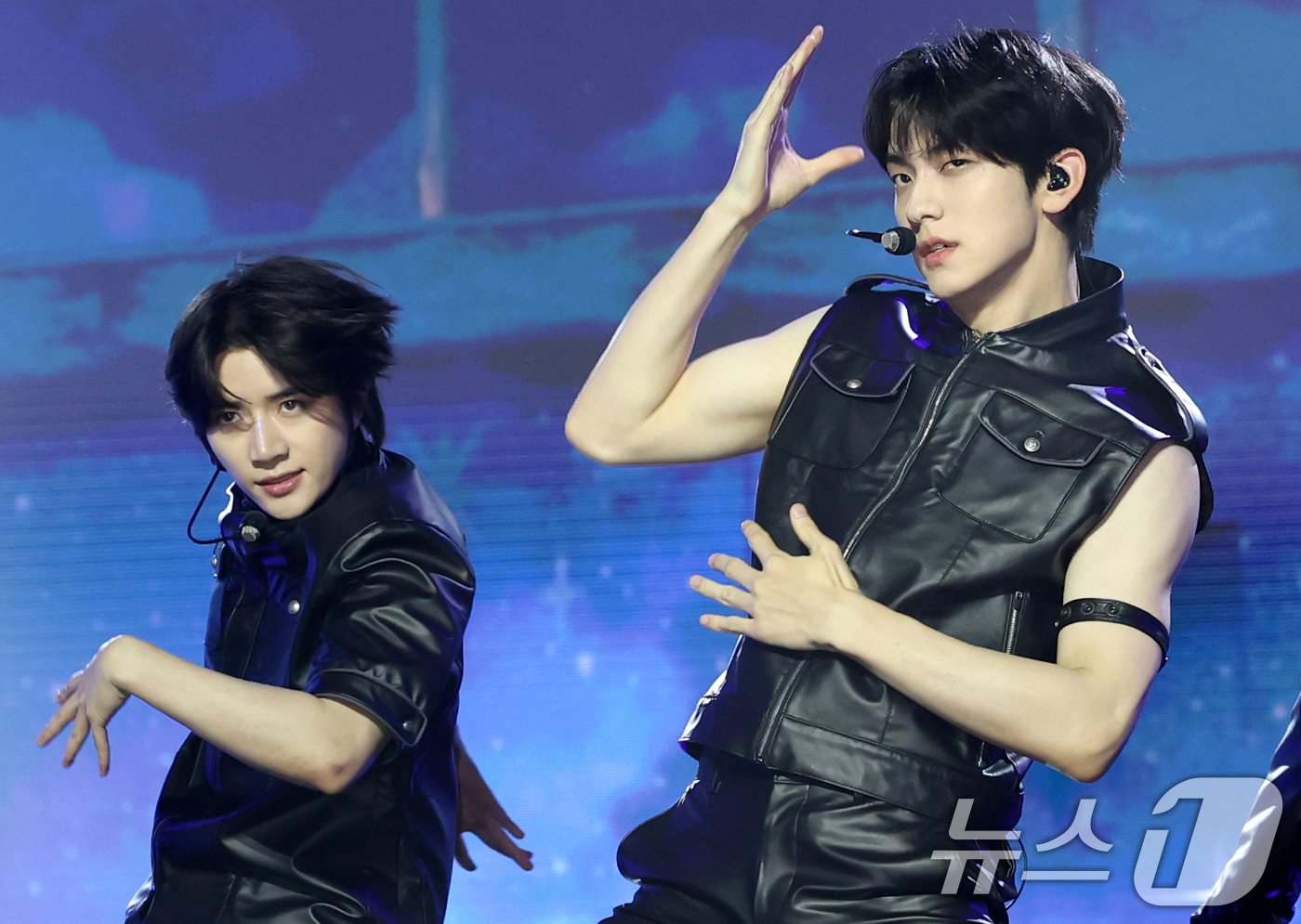 (서울=뉴스1) 권현진 기자 = 그룹 투모로우바이투게더(TXT,TOMORROW X TOGETHER) 범규와 수빈(오른쪽)이 21일 오후 서울 동대문구 경희대학교 서울캠퍼스 평화의전 …