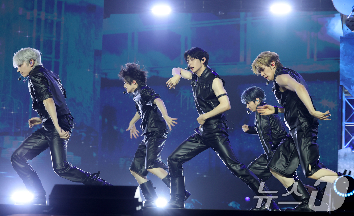 (서울=뉴스1) 권현진 기자 = 그룹 투모로우바이투게더(TXT,TOMORROW X TOGETHER)가 21일 오후 서울 동대문구 경희대학교 서울캠퍼스 평화의전당에서 가진 정규 4집 …