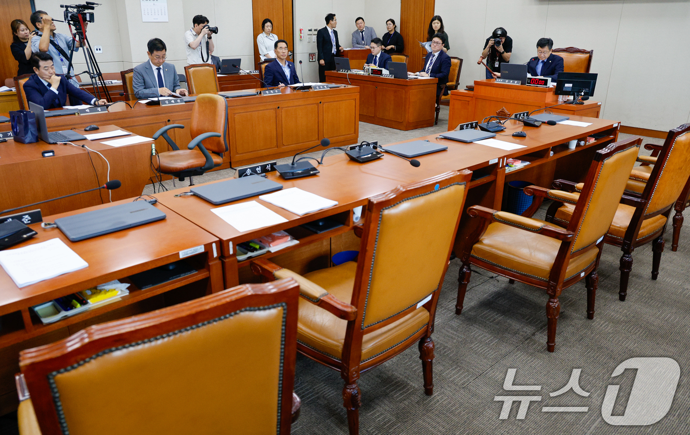 (서울=뉴스1) 안은나 기자 = 안호영 국회 환경노동위원회 위원장이 21일 오후 서울 여의도 국회에서 열린 제427회국회(임시회) 제4차 전체회의에서 의사봉을 두드리고 있다. 환노 …