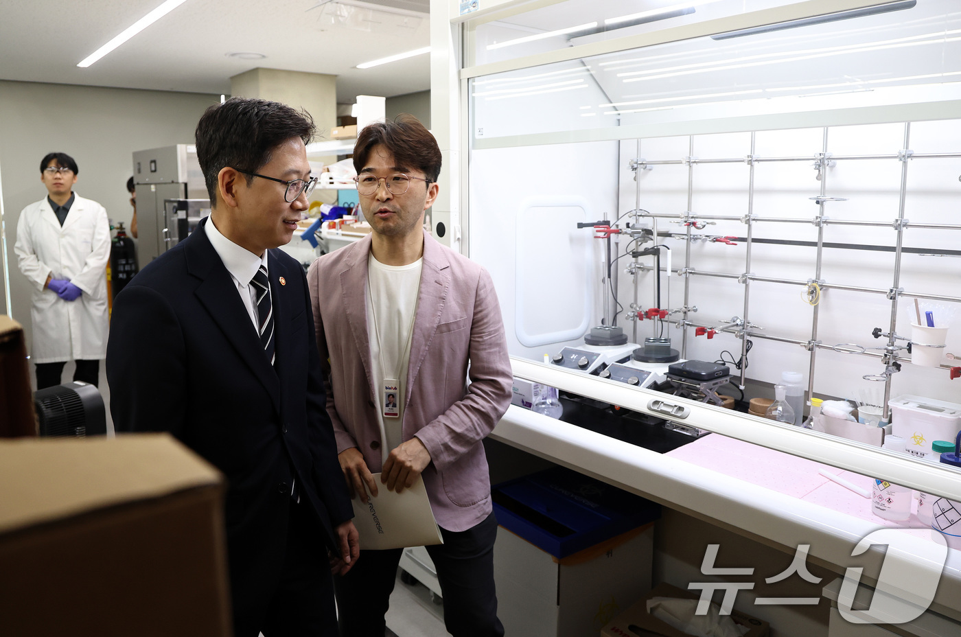 (서울=뉴스1) 구윤성 기자 = 배경훈 과학기술정보통신부 장관이 21일 오후 동대문구 서울바이오허브에 입주한 바이오벤처 기업을 찾아 둘러보고 있다. 2025.7.21/뉴스1