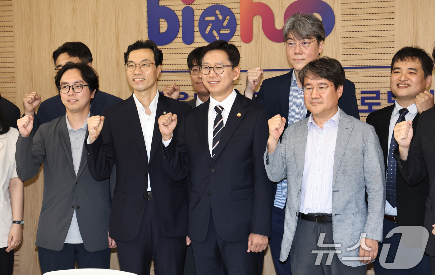 (서울=뉴스1) 구윤성 기자 = 배경훈 과학기술정보통신부 장관이 21일 오후 동대문구 서울바이오허브에서 열린 AI 바이오분야 현장 간담회에서 참석자들과 기념촬영을 하고 있다. 20 …