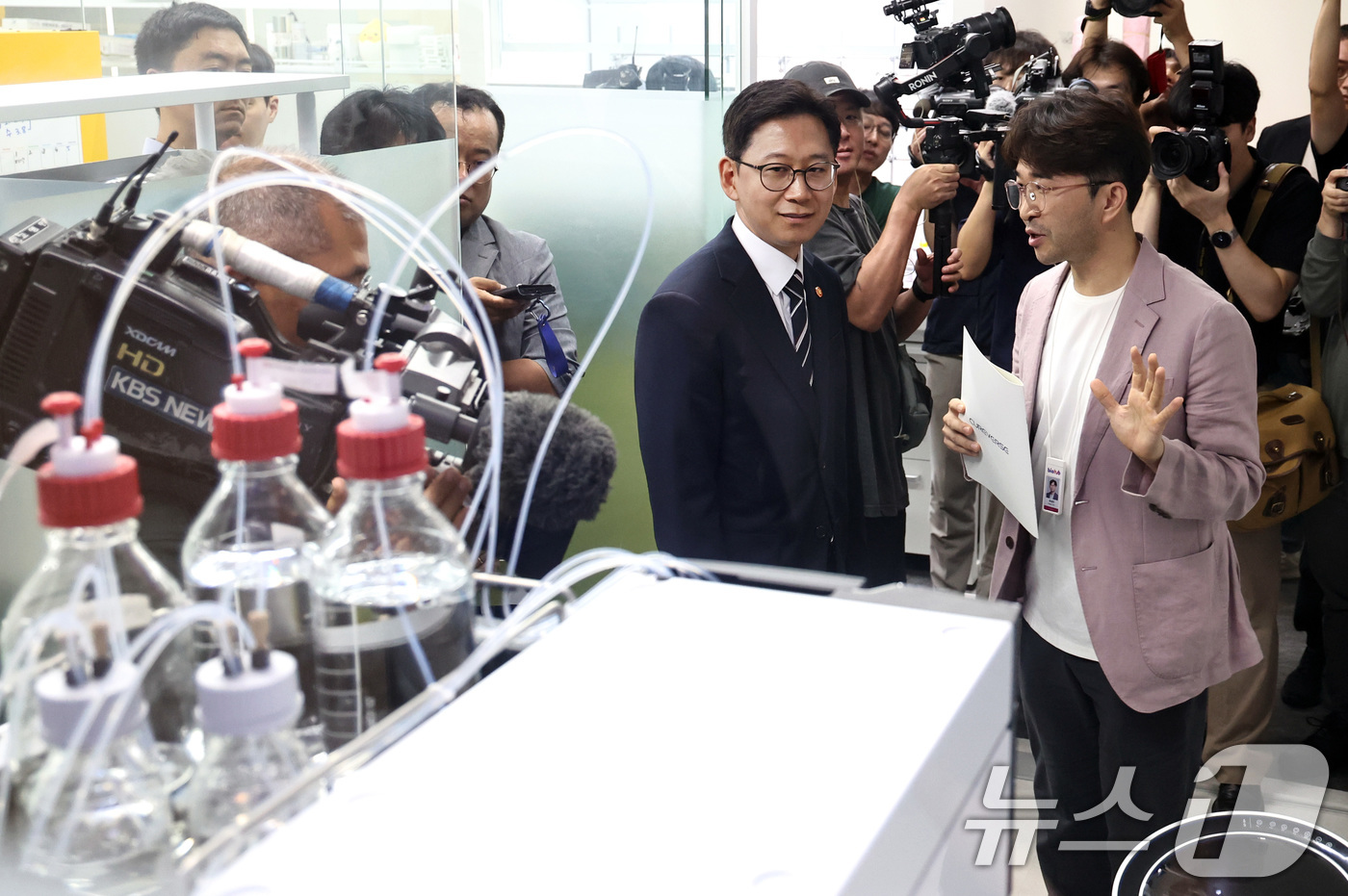 (서울=뉴스1) 구윤성 기자 = 배경훈 과학기술정보통신부 장관이 21일 오후 동대문구 서울바이오허브에 입주한 바이오벤처 기업을 찾아 둘러보고 있다. 2025.7.21/뉴스1